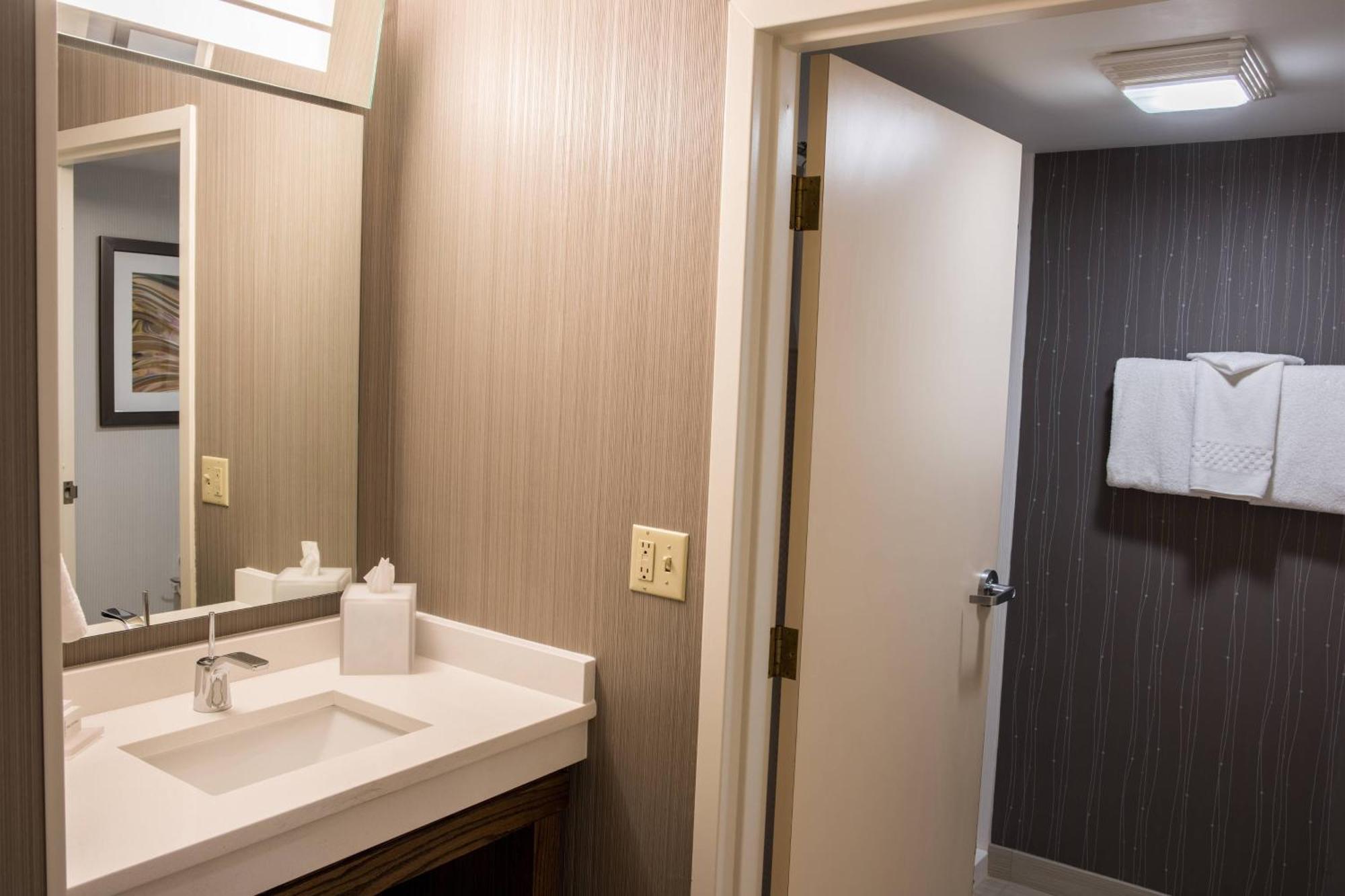 Courtyard By Marriott Norwich Hotel Buitenkant foto
